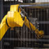 Un robot manipulando piezas de aluminio